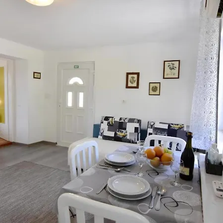 Tolle In Mit Kleiner Terrasse Apartament Umag