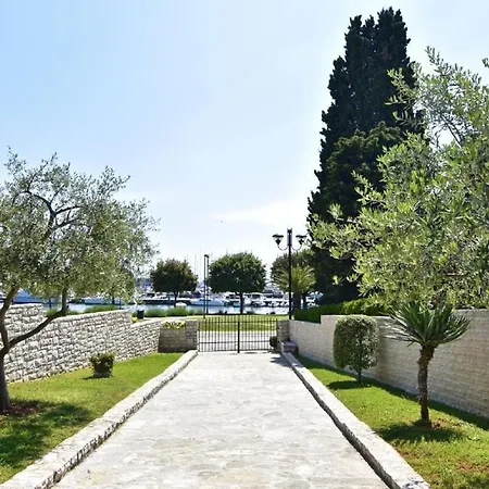 Tolle In Mit Kleiner Terrasse * Umag