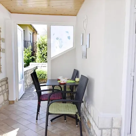 Tolle In Mit Kleiner Terrasse * Umag