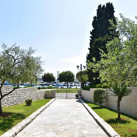 Tolle In Mit Kleiner Terrasse * Umag